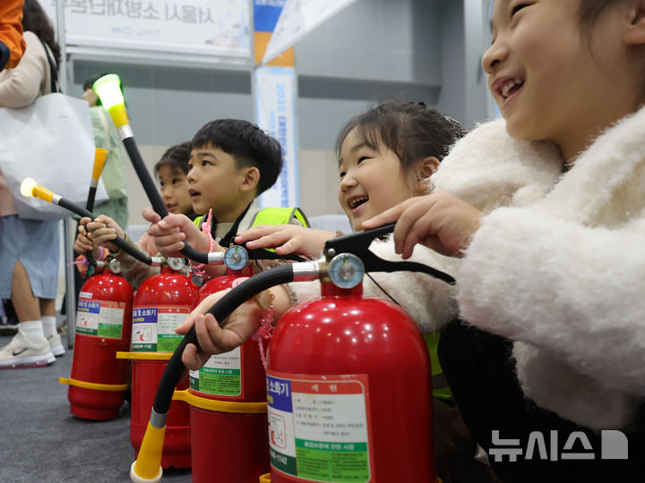 [서울=뉴시스] 홍효식 기자 = 지난해 11월 7일 서울 강서구 코엑스마곡에서 열린 2025 코리아 키즈 페어(KOREA KIDS FAIR)에서 어린이들이 소화기 체험을 하고 있다. 2025.11.07. yesphoto@newsis.com **위 사진은 기사 내용과 직접적인 연관이 없습니다. 