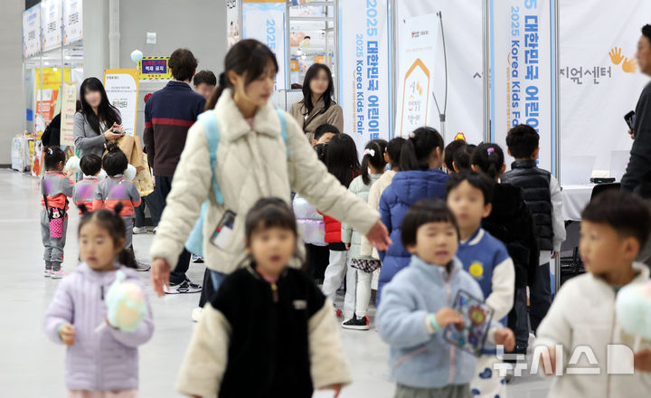 [서울=뉴시스] 홍효식 기자 = 7일 서울 강서구 코엑스마곡에서 열린 2025 코리아 키즈 페어(KOREA KIDS FAIR)에서 어린이들과 관계자들이 부스를 둘러보고 있다. 2025.11.07. yesphoto@newsis.com <기사와 직접 관련 없음>