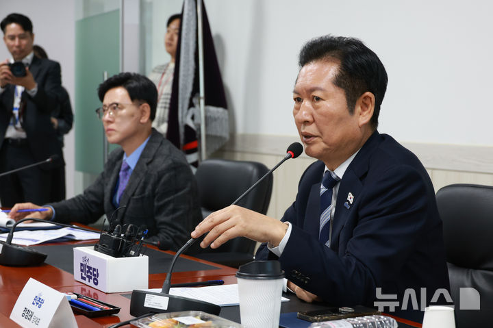 [청주=뉴시스] 고승민 기자 = 정청래 더불어민주당 대표가 7일 충북 청주 오송첨단의료산업진흥재단에서 열린 K-바이오 세계 도약을 위한 현장간담회에서 발언하고 있다. 2025.11.07. kkssmm99@newsis.com