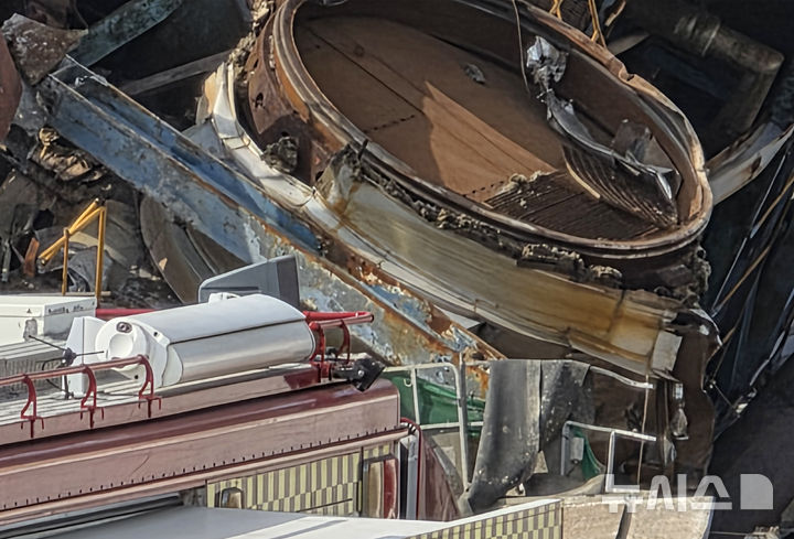 [울산=뉴시스] 배병수 기자 = 울산 남구 용잠동 한국동서발전 울산화력발전소 대형 구조물이 무너지는 사고 발생 이틀째인 7일 오후 소방관 등 관계자들이 매몰자들을 구조하고 있다.2025.11.07.bbs@newsis.com.