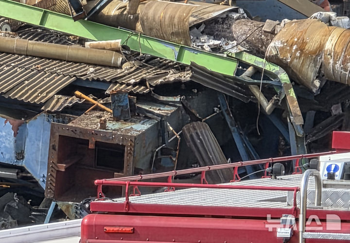 [울산=뉴시스] 배병수 기자 = 울산 남구 용잠동 한국동서발전 울산화력발전소 대형 구조물이 무너지는 사고 발생 이틀째인 7일 오후 소방관 등 관계자들이 매몰자들을 구조하고 있다.2025.11.07.bbs@newsis.com.