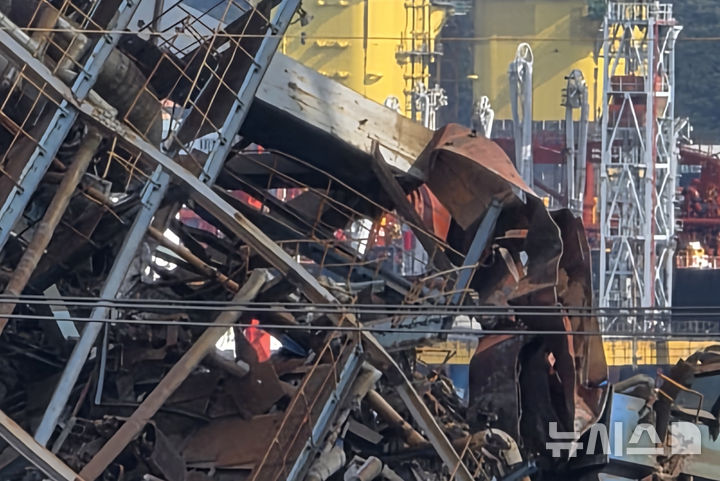 [울산=뉴시스] 배병수 기자 = 울산 남구 용잠동 한국동서발전 울산화력발전소 대형 구조물이 무너지는 사고 발생 이틀째인 7일 오후 소방관 등 관계자들이 매몰자들을 구조하고 있다.2025.11.07.bbs@newsis.com.