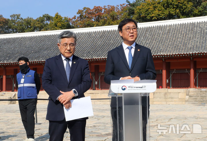 [서울=뉴시스] 김혜진 기자 = 최휘영(오른쪽) 문화체육관광부 장관이 7일 오후 서울 종묘 정전 상월대에서 종묘 앞 개발 관련 대법원 판결과 관련해 입장을 밝히고 있다. 2025.11.07. jini@newsis.com