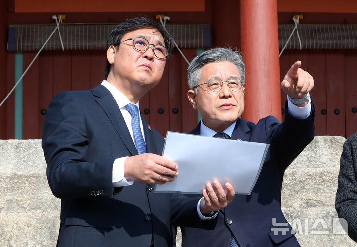 [서울=뉴시스] 김혜진 기자 = 최휘영(왼쪽) 문화체육관광부 장관이 7일 오후 서울 종묘 정전 상월대에서 허민 국가유산청장과 자료를 보며 대화를 나누고 있다. 2025.11.07. jini@newsis.com