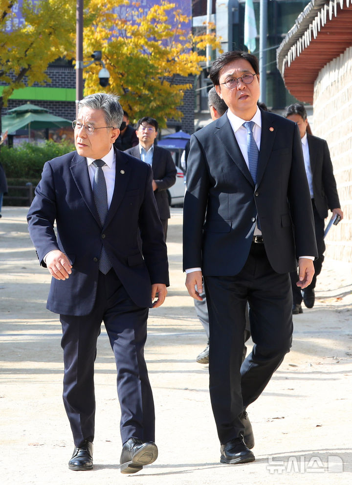[서울=뉴시스] 김혜진 기자 = 최휘영(오른쪽) 문화체육관광부 장관과 허민 국가유산청장이 7일 오후 서울 종로구 종묘 앞에서 이동하고 있다. 2025.11.07. jini@newsis.com