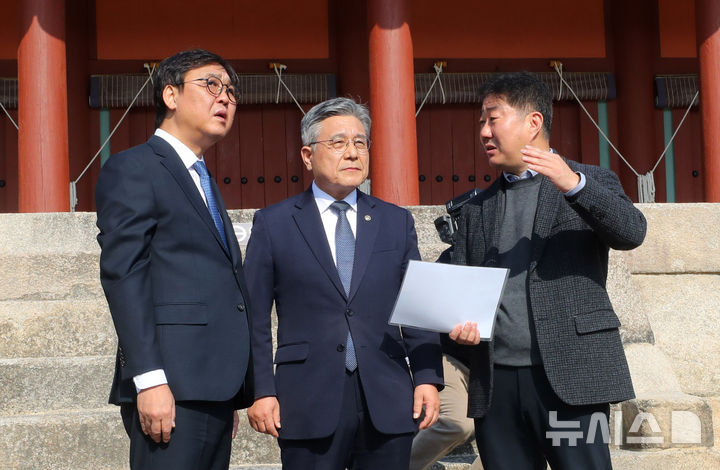 [서울=뉴시스] 김혜진 기자 = 최휘영(왼쪽) 문화체육관광부 장관이 7일 오후 서울 종묘 정전 상월대에서 허민(가운데) 국가유산청장과 대화를 나누고 있다. 2025.11.07. jini@newsis.com