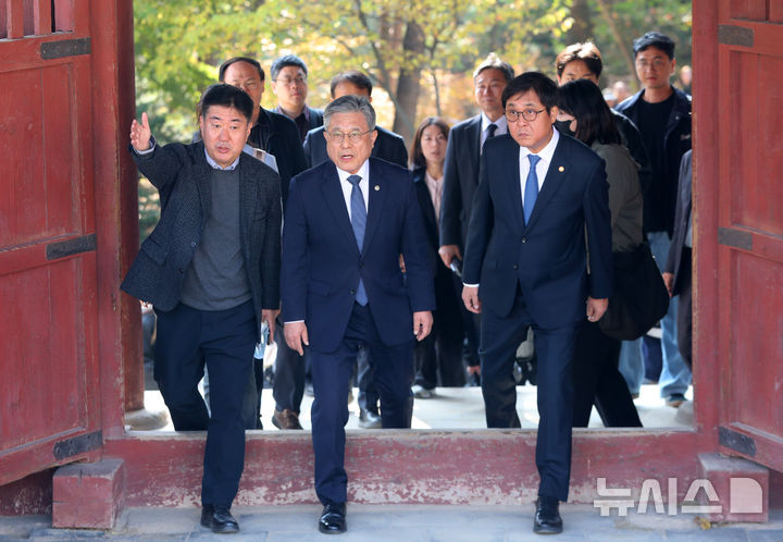 [서울=뉴시스] 김혜진 기자 = 최휘영(오른쪽) 문화체육관광부 장관과 허민 국가유산청장이 7일 오후 서울 종묘 정전 상월대로 이동하고 있다. 2025.11.07. jini@newsis.com
