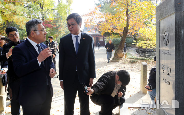 [서울=뉴시스] 김혜진 기자 = 최휘영(오른쪽) 문화체육관광부 장관과 허민 국가유산청장이 7일 오후 서울 종묘 유네스코 기념비 앞에서 대화를 나누고 있다. 2025.11.07. jini@newsis.com