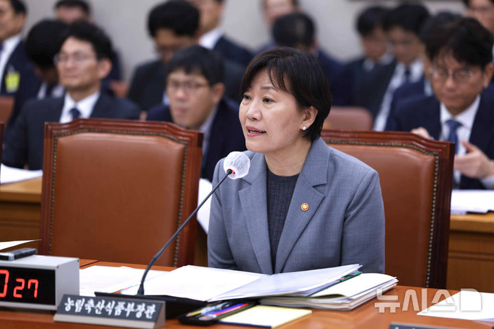 [서울=뉴시스] 김명년 기자 = 송미령 농림축산식품부 장관이 7일 오후 서울 여의도 국회에서 열린 농림축산식품해양수산위원회 전체회의에서 의원 질의에 답변하고 있다. 2025.11.07. kmn@newsis.com