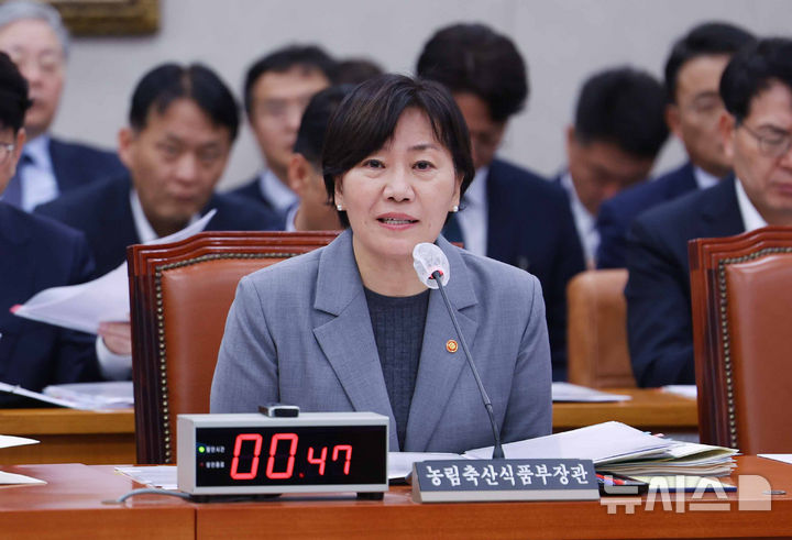 [서울=뉴시스] 김명년 기자 = 송미령 농림축산식품부 장관이 7일 오후 서울 여의도 국회에서 열린 농림축산식품해양수산위원회 전체회의에서 의원 질의에 답변하고 있다. 2025.11.07. kmn@newsis.com