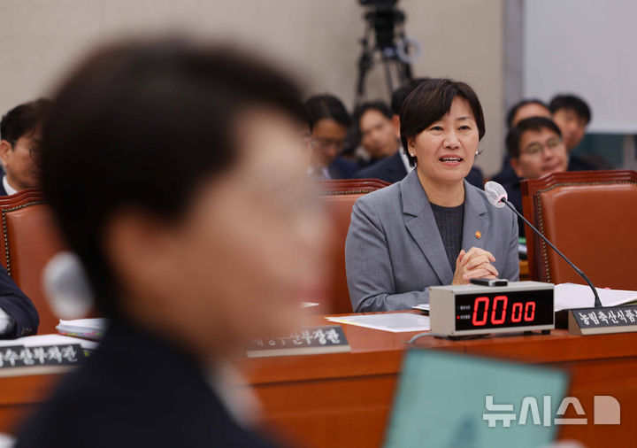 [서울=뉴시스] 김명년 기자 = 송미령 농림축산식품부 장관이 7일 오후 서울 여의도 국회에서 열린 농림축산식품해양수산위원회 전체회의에서 의원 질의에 답변하고 있다. 2025.11.07. kmn@newsis.com