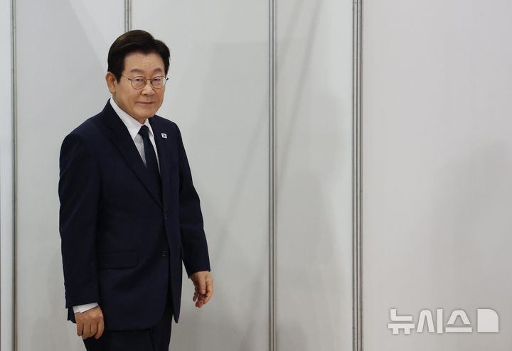 [서울=뉴시스] 고범준 기자 = 이재명 대통령이 7일 대전 유성구 국립중앙과학관에서 열린 다시 과학기술인을 꿈꾸는 대한민국 국민보고회에 입장하고 있다. 2025.11.07. bjko@newsis.com