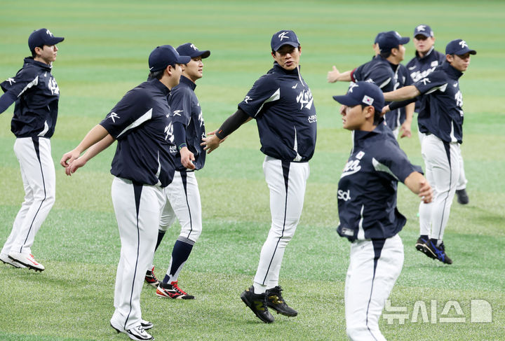 [서울=뉴시스] 이영환 기자 = 야구 대표팀 선수들이 7일 오후 서울 구로구 고척스카이돔에서 열린 훈련에서 몸을 풀고 있다.내년 3월에 열리는 월드베이스볼클래식(WBC)을 대비하기 위해 대표팀은 오는 8일~9일체코, 15일~16일 일본과 평가전을 치른다. 2025.11.07. 20hwan@newsis.com