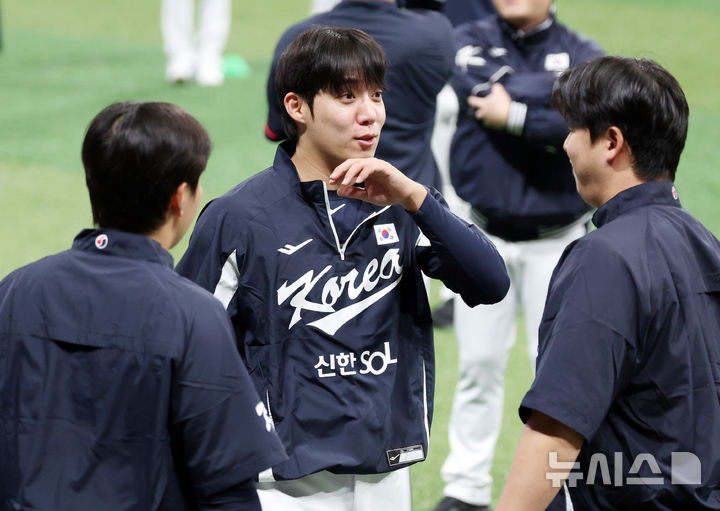 [서울=뉴시스] 이영환 기자 = 야구 대표팀 원태인이 7일 오후 서울 구로구 고척스카이돔에서 열린 훈련에서 노시환과 대화를 하고 있다. 내년 3월에 열리는 월드베이스볼클래식(WBC)을 대비하기 위해 대표팀은 오는 8일~9일체코, 15일~16일 일본과 평가전을 치른다. 2025.11.07. 20hwan@newsis.com