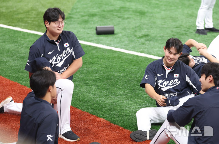 [서울=뉴시스] 이영환 기자 = 야구 대표팀 김서현이 7일 오후 서울 구로구 고척스카이돔에서 열린 훈련에서 몸을 풀며 김영우, 원태인과 대화를 하고 있다. 내년 3월에 열리는 월드베이스볼클래식(WBC)을 대비하기 위해 대표팀은 오는 8일~9일체코, 15일~16일 일본과 평가전을 치른다. 2025.11.07. 20hwan@newsis.com