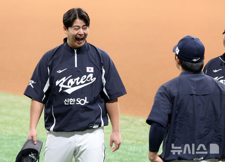 [서울=뉴시스] 이영환 기자 = 야구 대표팀 노시환이 7일 오후 서울 구로구 고척스카이돔에서 열린 훈련에서 동료들과 대화를 하고 있다. 2025.11.07. 20hwan@newsis.com