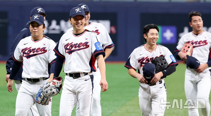 [서울=뉴시스] 이영환 기자 = 야구 대표팀 박해민, 문현빈 등이 7일 오후 서울 구로구 고척스카이돔에서 훈련을 마친 후 덕아웃으로 향하고 있다.내년 3월에 열리는 월드베이스볼클래식(WBC)을 대비하기 위해 대표팀은 오는 8일~9일체코, 15일~16일 일본과 평가전을 치른다. 2025.11.07. 20hwan@newsis.com
