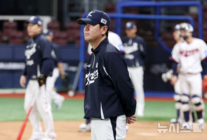 [서울=뉴시스] 이영환 기자 = 야구 대표팀 류지현 감독이 7일 오후 서울 구로구 고척스카이돔에서 열린 훈련에서 선수들을 바라보고 있다.내년 3월에 열리는 월드베이스볼클래식(WBC)을 대비하기 위해 대표팀은 오는 8일~9일체코, 15일~16일 일본과 평가전을 치른다. 2025.11.07. 20hwan@newsis.com