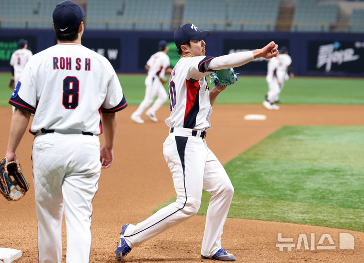 [서울=뉴시스] 이영환 기자 = 야구 대표팀 김영웅이 7일 오후 서울 구로구 고척스카이돔에서 열린 훈련에서 수비 연습을 하고 있다.내년 3월에 열리는 월드베이스볼클래식(WBC)을 대비하기 위해 대표팀은 오는 8일~9일체코, 15일~16일 일본과 평가전을 치른다. 2025.11.07. 20hwan@newsis.com