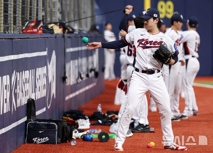 [서울=뉴시스] 이영환 기자 = 야구 대표팀 곽빈이 7일 오후 서울 구로구 고척스카이돔에서 열린 훈련에서 몸을 풀고 있다. 2025.11.07. 20hwan@newsis.com