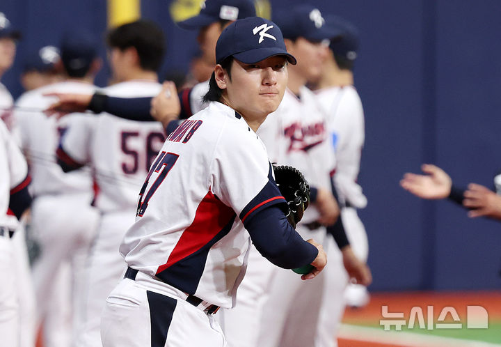 고척 스카이돔에서 몸 푸는 한국 야구 대표팀 투수진