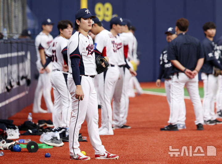 [서울=뉴시스] 이영환 기자 = 야구 대표팀 곽빈이 7일 오후 서울 구로구 고척스카이돔에서 열린 훈련에서 마운드를 바라보고 있다. 내년 3월에 열리는 월드베이스볼클래식(WBC)을 대비하기 위해 대표팀은 오는 8일~9일체코, 15일~16일 일본과 평가전을 치른다. 2025.11.07. 20hwan@newsis.com