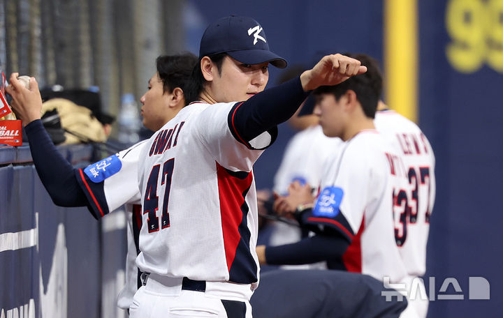 [서울=뉴시스] 이영환 기자 = 야구 대표팀 곽빈이 7일 오후 서울 구로구 고척스카이돔에서 열린 훈련에서 캐치볼을 하고 있다. 내년 3월에 열리는 월드베이스볼클래식(WBC)을 대비하기 위해 대표팀은 오는 8일~9일체코, 15일~16일 일본과 평가전을 치른다. 2025.11.07. 20hwan@newsis.com
