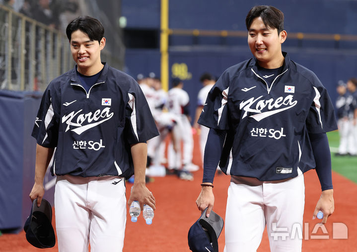 [서울=뉴시스] 이영환 기자 = 야구 대표팀 문동주와 손주영이 7일 오후 서울 구로구 고척스카이돔에서 열린 훈련에서 함께 이동 하고 있다.내년 3월에 열리는 월드베이스볼클래식(WBC)을 대비하기 위해 대표팀은 오는 8일~9일체코, 15일~16일 일본과 평가전을 치른다. 2025.11.07. 20hwan@newsis.com