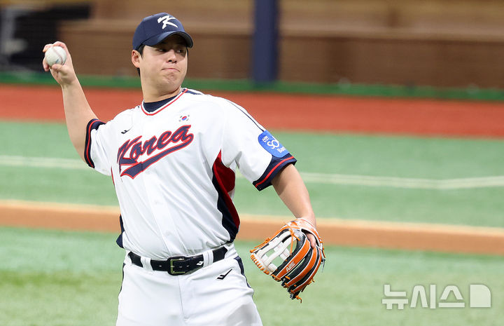 [서울=뉴시스] 이영환 기자 = 야구 대표팀 노시환이 7일 오후 서울 구로구 고척스카이돔에서 열린 훈련에서 캐치볼을 하고 있다. 2025.11.07. 20hwan@newsis.com