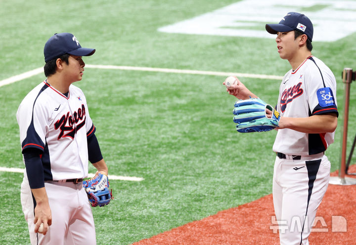 [서울=뉴시스] 이영환 기자 = 야구 대표팀 김영웅과 문현빈이 7일 오후 서울 구로구 고척스카이돔에서 열린 훈련에서 대화를 하고 있다.내년 3월에 열리는 월드베이스볼클래식(WBC)을 대비하기 위해 대표팀은 오는 8일~9일체코, 15일~16일 일본과 평가전을 치른다. 2025.11.07. 20hwan@newsis.com