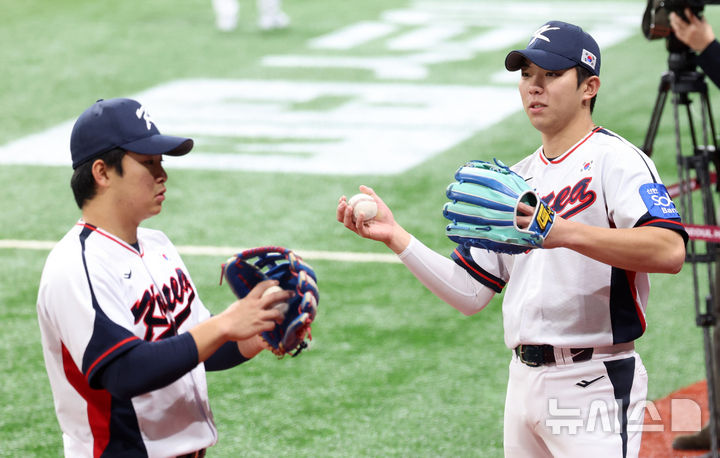 [서울=뉴시스] 이영환 기자 = 야구 대표팀 김영웅과 문현빈이 7일 오후 서울 구로구 고척스카이돔에서 열린 훈련에서 대화를 하고 있다.내년 3월에 열리는 월드베이스볼클래식(WBC)을 대비하기 위해 대표팀은 오는 8일~9일체코, 15일~16일 일본과 평가전을 치른다. 2025.11.07. 20hwan@newsis.com