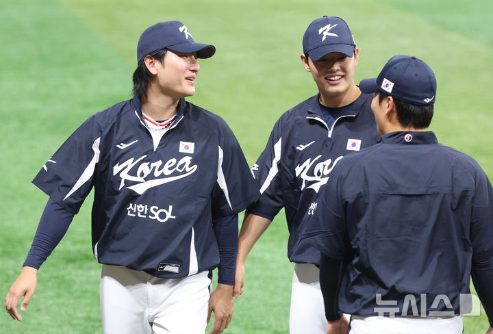 [서울=뉴시스] 이영환 기자 = 야구 국가대표팀 곽빈, 문동주가 7일 오후 서울 구로구 고척스카이돔에서 열린 훈련에서 대화를 하고 있다. 내년 3월에 열리는 월드베이스볼클래식(WBC)을 대비하기 위해 대표팀은 오는 15일~16일 일본과 평가전을 치른다. 2025.11.07. 20hwan@newsis.com