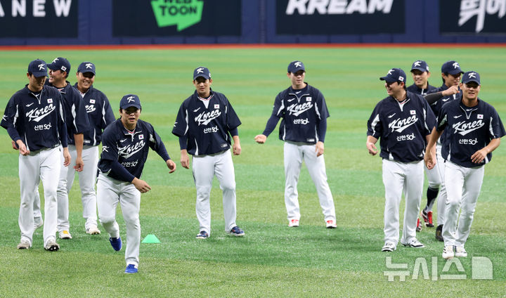 [서울=뉴시스] 이영환 기자 = 야구 대표팀 선수들이 7일 오후 서울 구로구 고척스카이돔에서 열린 훈련에서 몸을 풀고 있다.내년 3월에 열리는 월드베이스볼클래식(WBC)을 대비하기 위해 대표팀은 오는 8일~9일체코, 15일~16일 일본과 평가전을 치른다. 2025.11.07. 20hwan@newsis.com