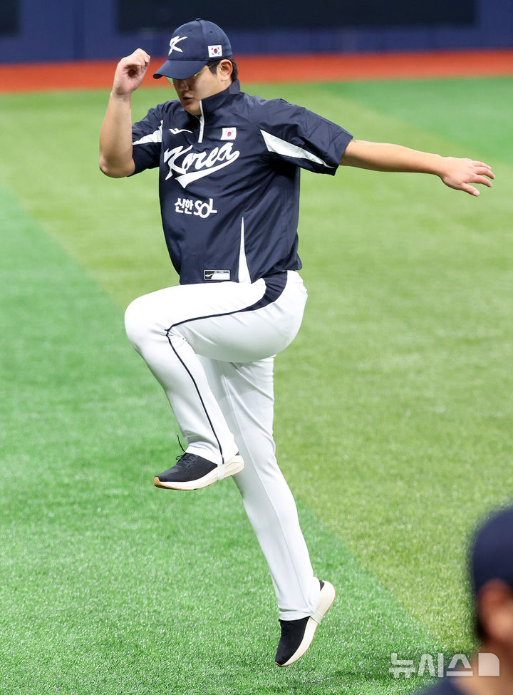 [서울=뉴시스] 이영환 기자 = 야구 대표팀 김서현이 7일 오후 서울 구로구 고척스카이돔에서 열린 훈련에서 몸을 풀고 있다.내년 3월에 열리는 월드베이스볼클래식(WBC)을 대비하기 위해 대표팀은 오는 8일~9일체코, 15일~16일 일본과 평가전을 치른다. 2025.11.07. 20hwan@newsis.com