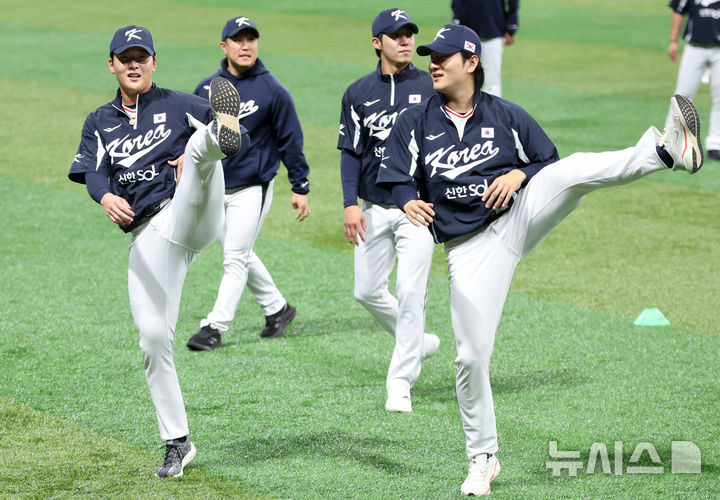[서울=뉴시스] 이영환 기자 = 야구 대표팀 최준용과 곽빈이 7일 오후 서울 구로구 고척스카이돔에서 열린 훈련에서 몸을 풀고 있다. 내년 3월에 열리는 월드베이스볼클래식(WBC)을 대비하기 위해 대표팀은 오는 8일~9일체코, 15일~16일 일본과 평가전을 치른다. 2025.11.07. 20hwan@newsis.com