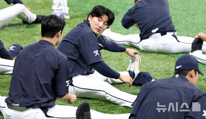 [서울=뉴시스] 이영환 기자 = 야구 대표팀 곽빈이 7일 오후 서울 구로구 고척스카이돔에서 열린 훈련에서 몸을 풀고 있다.내년 3월에 열리는 월드베이스볼클래식(WBC)을 대비하기 위해 대표팀은 오는 8일~9일체코, 15일~16일 일본과 평가전을 치른다. 2025.11.07. 20hwan@newsis.com