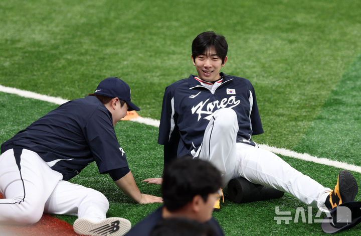 [서울=뉴시스] 이영환 기자 = 야구 대표팀 오원석이 7일 오후 서울 구로구 고척스카이돔에서 열린 훈련에서 몸을 풀고 있다.내년 3월에 열리는 월드베이스볼클래식(WBC)을 대비하기 위해 대표팀은 오는 8일~9일체코, 15일~16일 일본과 평가전을 치른다. 2025.11.07. 20hwan@newsis.com