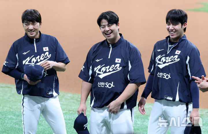 [서울=뉴시스] 이영환 기자 = 야구 대표팀 박해민, 노시환, 원태인이 7일 오후 서울 구로구 고척스카이돔에서 열린 훈련에서 밝게 웃고 있다.내년 3월에 열리는 월드베이스볼클래식(WBC)을 대비하기 위해 대표팀은 오는 8일~9일체코, 15일~16일 일본과 평가전을 치른다. 2025.11.07. 20hwan@newsis.com
