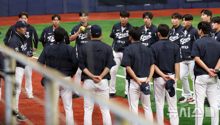 [서울=뉴시스] 이영환 기자 = 야구 대표팀 김광삼 코치가 7일 오후 서울 구로구 고척스카이돔에서 열린 훈련에서 선수들과 대화를 하고 있다.내년 3월에 열리는 월드베이스볼클래식(WBC)을 대비하기 위해 대표팀은 오는 8일~9일체코, 15일~16일 일본과 평가전을 치른다. 2025.11.07. 20hwan@newsis.com