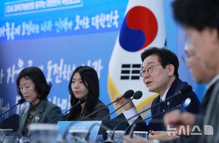 [서울=뉴시스] 고범준 기자 = 이재명 대통령이 7일 대전 유성구 국립중앙과학관에서 열린 다시 과학기술인을 꿈꾸는 대한민국 국민보고회에서 발언하고 있다. 2025.11.07. bjko@newsis.com