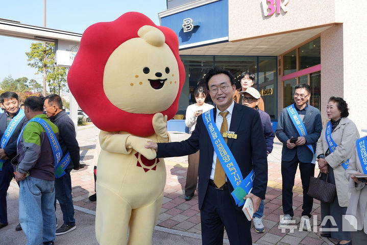 [나주=뉴시스] 윤병태 나주시장(오른쪽)이 인공태양 연구소 나주유치 캠페인에 참여해 캐릭터 태리(왼쪽)와 기념 촬영을 하고 있다. (사진=나주시 제공) photo@newsis.com