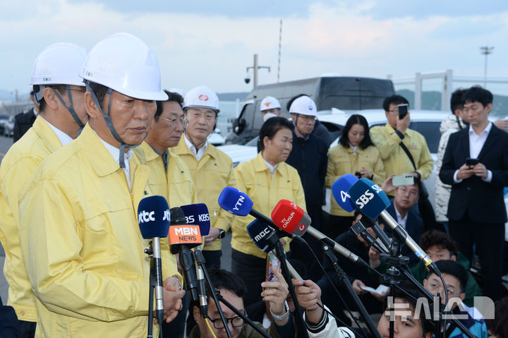 [울산=뉴시스] 배병수 기자 = 정청래(왼쪽) 더불어민주당 당대표가 7일 오후 울산 남구 용잠동 한국동서발전 울산화력발전소 구조물 붕괴현장을 방문해 기자들의 질문에 답하고 있다.2025.11.07.bbs@newsis.com.