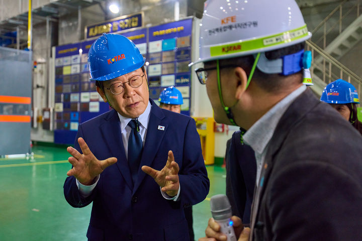 [서울=뉴시스] 이재명 대통령이 7일 대전 대덕연구단지 내 한국핵융합에너지연구원을 방문해 세계 최초 초전도 핵융합 연구장치인 KSTAR(Korea Superconducting Tokamak Advanced Research) 시설 설명을 듣고 있다. (사진=대통령실 제공) 2025.11.07. photo@newsis.com *재판매 및 DB 금지