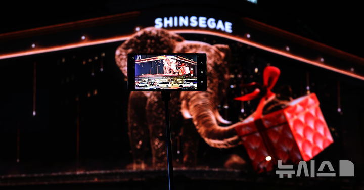 [서울=뉴시스] 최진석 기자 = 7일 서울 중구 신세계백화점 본점 신세계 스퀘어에 '시간을 잇는 마법의 세계'라는 주제의 3분 분량의 크리스마스 영상이 나오고 있다. 2025.11.07. myjs@newsis.com