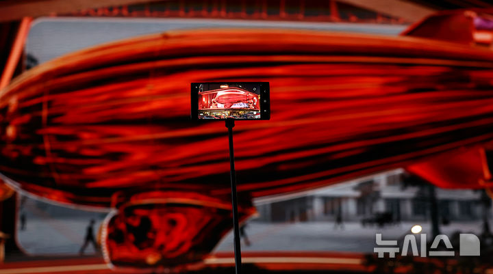 [서울=뉴시스] 최진석 기자 = 7일 서울 중구 신세계백화점 본점 신세계 스퀘어에 '시간을 잇는 마법의 세계'라는 주제의 3분 분량의 크리스마스 영상이 나오고 있다. 2025.11.07. myjs@newsis.com