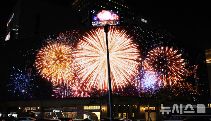 [서울=뉴시스] 최진석 기자 = 7일 서울 중구 신세계백화점 본점 신세계 스퀘어에 '시간을 잇는 마법의 세계'라는 주제의 3분 분량의 크리스마스 영상이 나오고 있다. 2025.11.07. myjs@newsis.com