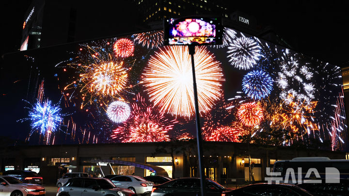 [서울=뉴시스] 최진석 기자 = 7일 서울 중구 신세계백화점 본점 신세계 스퀘어에 '시간을 잇는 마법의 세계'라는 주제의 3분 분량의 크리스마스 영상이 나오고 있다. 2025.11.07. myjs@newsis.com