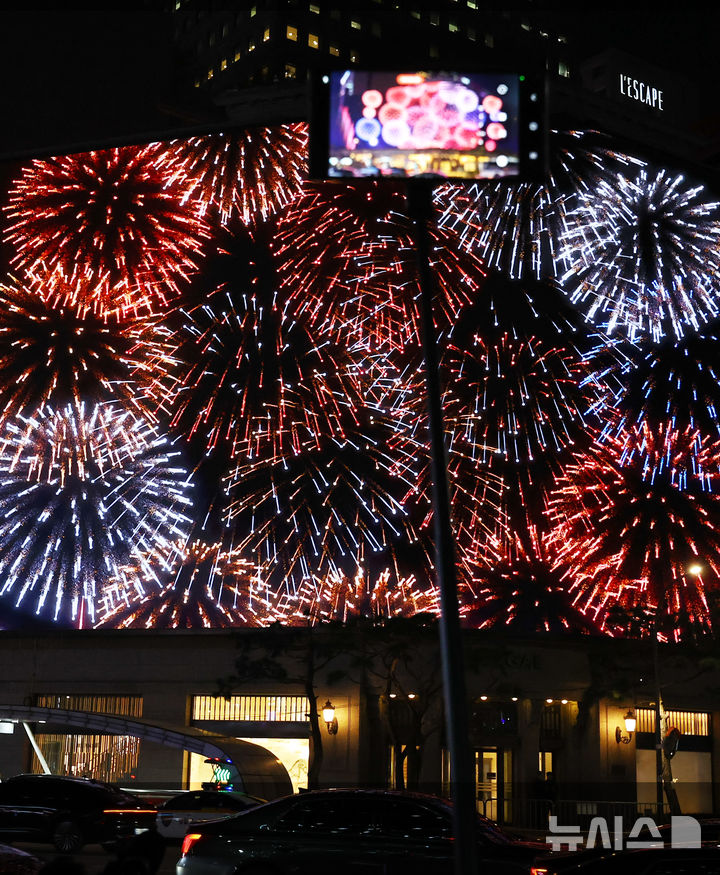 [서울=뉴시스] 최진석 기자 = 7일 서울 중구 신세계백화점 본점 신세계 스퀘어에 '시간을 잇는 마법의 세계'라는 주제의 3분 분량의 크리스마스 영상이 나오고 있다. 2025.11.07. myjs@newsis.com