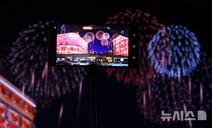 [서울=뉴시스] 최진석 기자 = 7일 서울 중구 신세계백화점 본점 신세계 스퀘어에 '시간을 잇는 마법의 세계'라는 주제의 3분 분량의 크리스마스 영상이 나오고 있다. 2025.11.07. myjs@newsis.com