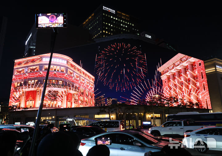 [서울=뉴시스] 최진석 기자 = 7일 서울 중구 신세계백화점 본점 신세계 스퀘어에 '시간을 잇는 마법의 세계'라는 주제의 3분 분량의 크리스마스 영상이 나오고 있다. 2025.11.07. myjs@newsis.com